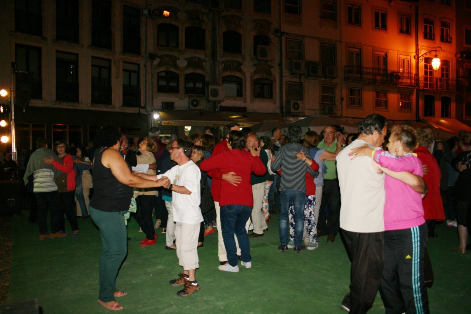 Baile da Rosa transformou Praça do Comércio numa enorme sala de baile
