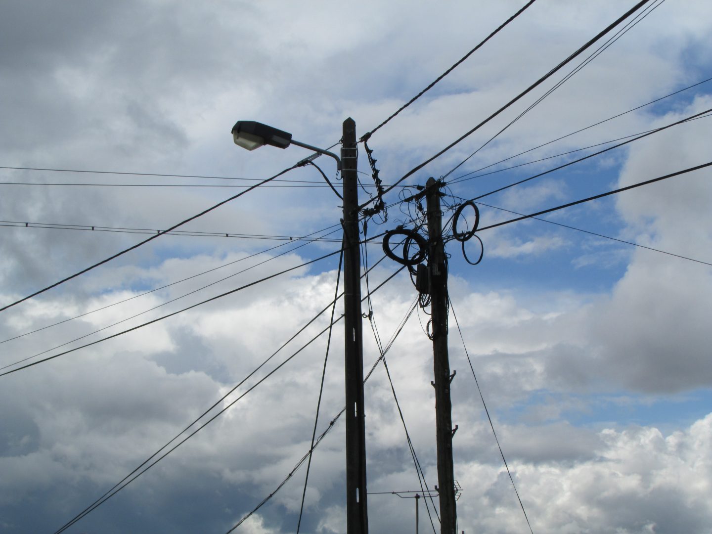 CMC define regras para passagem de comunicações eletrónicas em postes concessionados à EDP