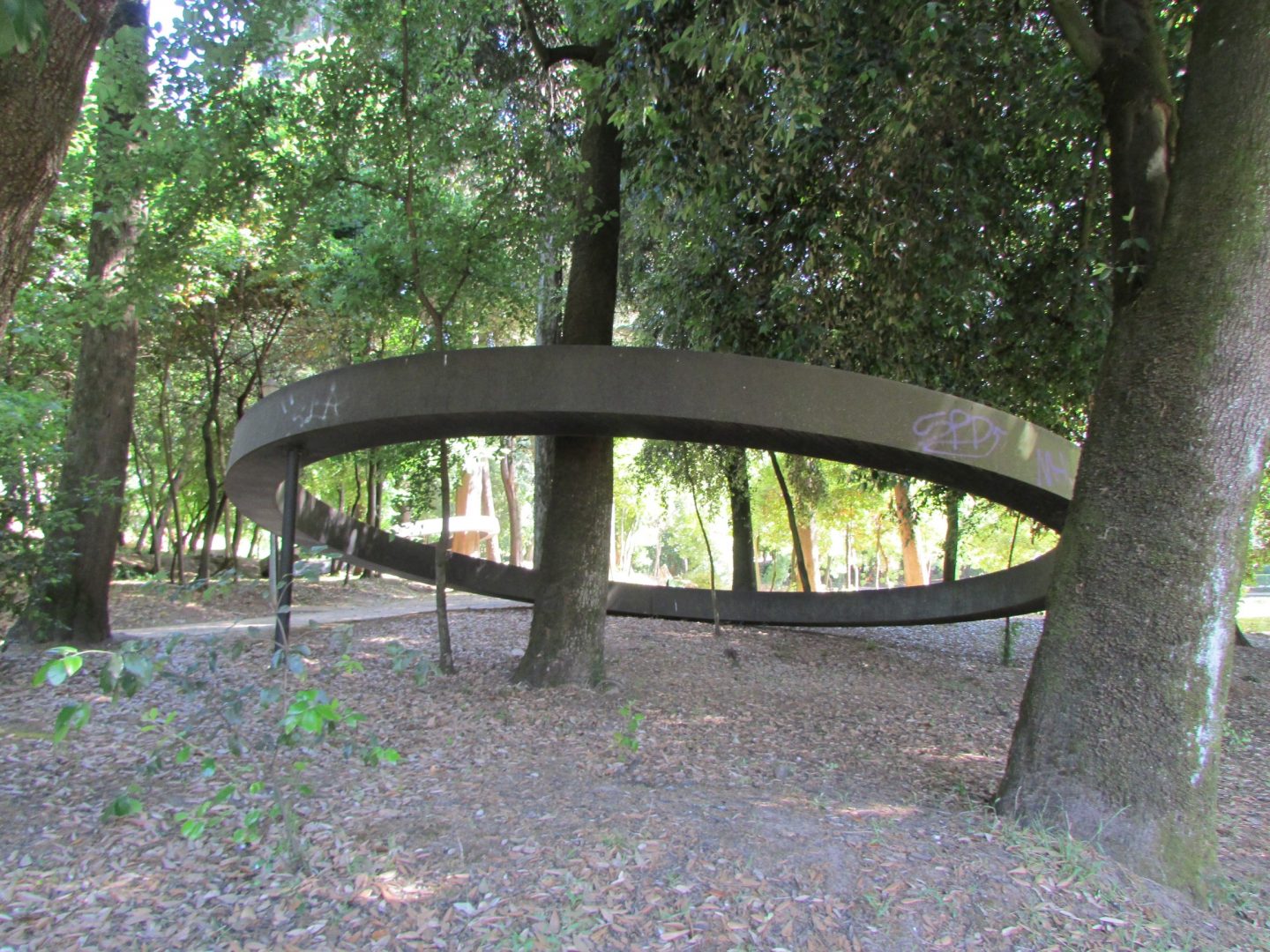 Esclarecimentos da CMC sobre a propriedade das esculturas de Rui Chafes instaladas no Jardim da Sereia