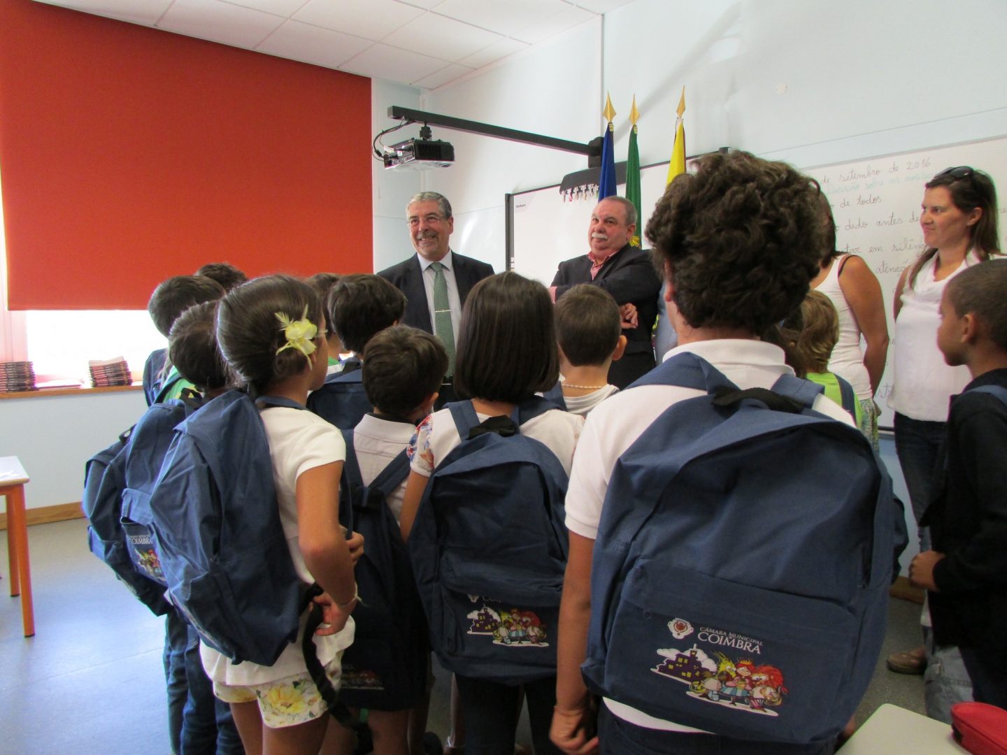 CMC oferece mochilas, manuais escolares e cadernos de exercícios a alunos do I Ciclo