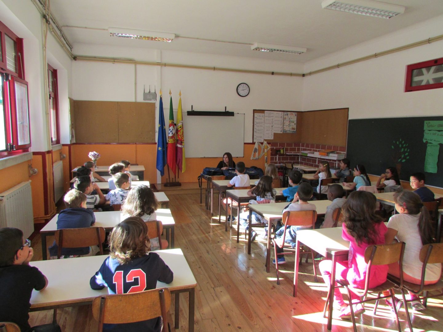 CMC atribui mais de 157 mil euros às escolas para telecomunicações, material didático e visitas de estudo