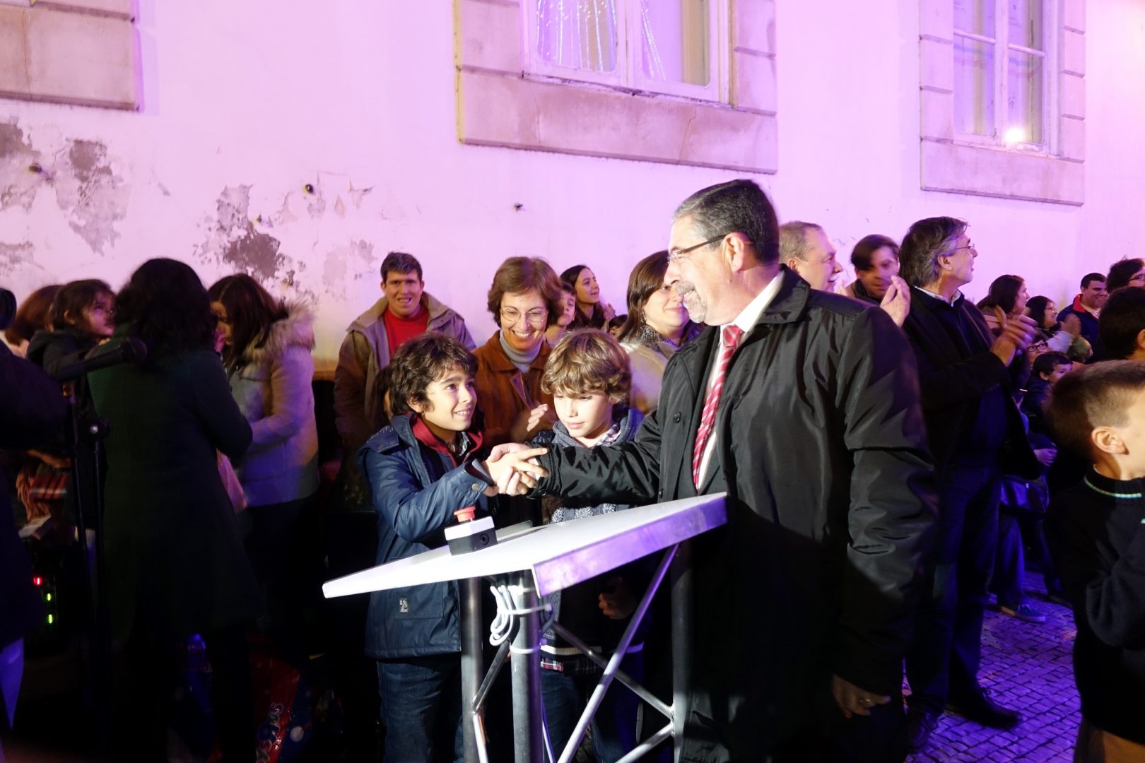 Inauguração da iluminação de Natal atraiu muita gente à Praça 8 de Maio