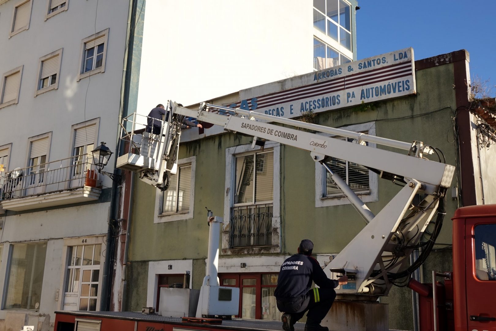 Retirados dois reclames desativados no Terreiro da Erva
