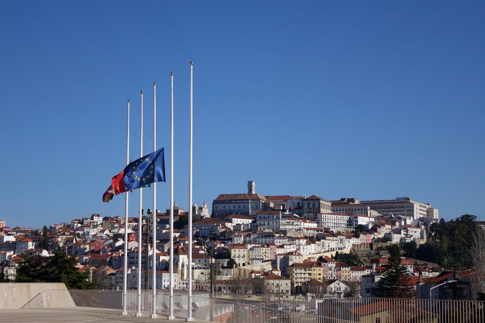 Luto Nacional pela morte de Mário Soares assinalado em Coimbra com colocação de bandeiras a meia haste