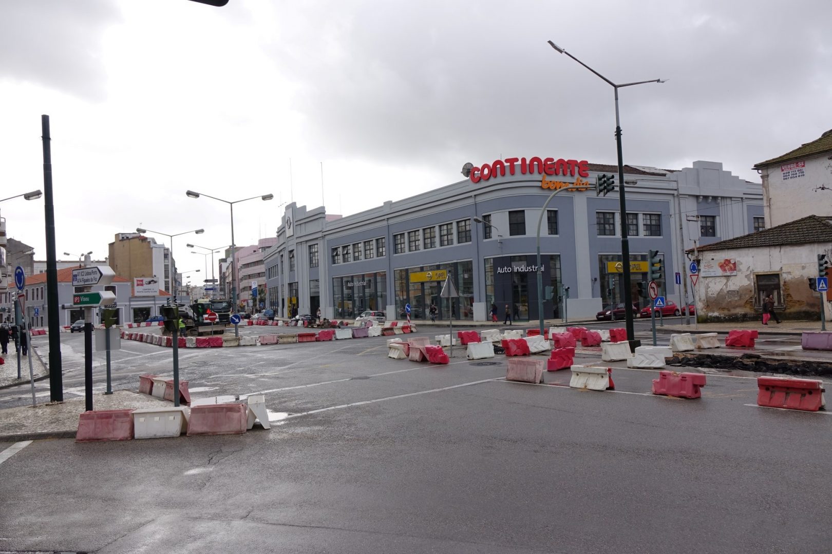 Trânsito no Largo do Arnado já se processa com maior fluidez