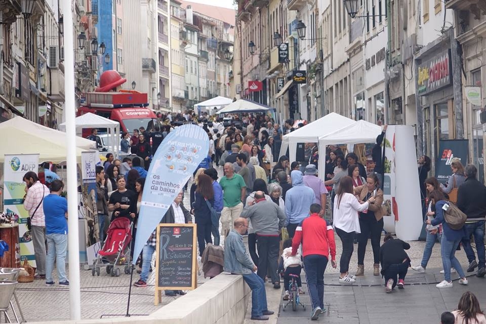 Baixa de Coimbra cheia no dia em que se comemorou mais um 25 de Abril
