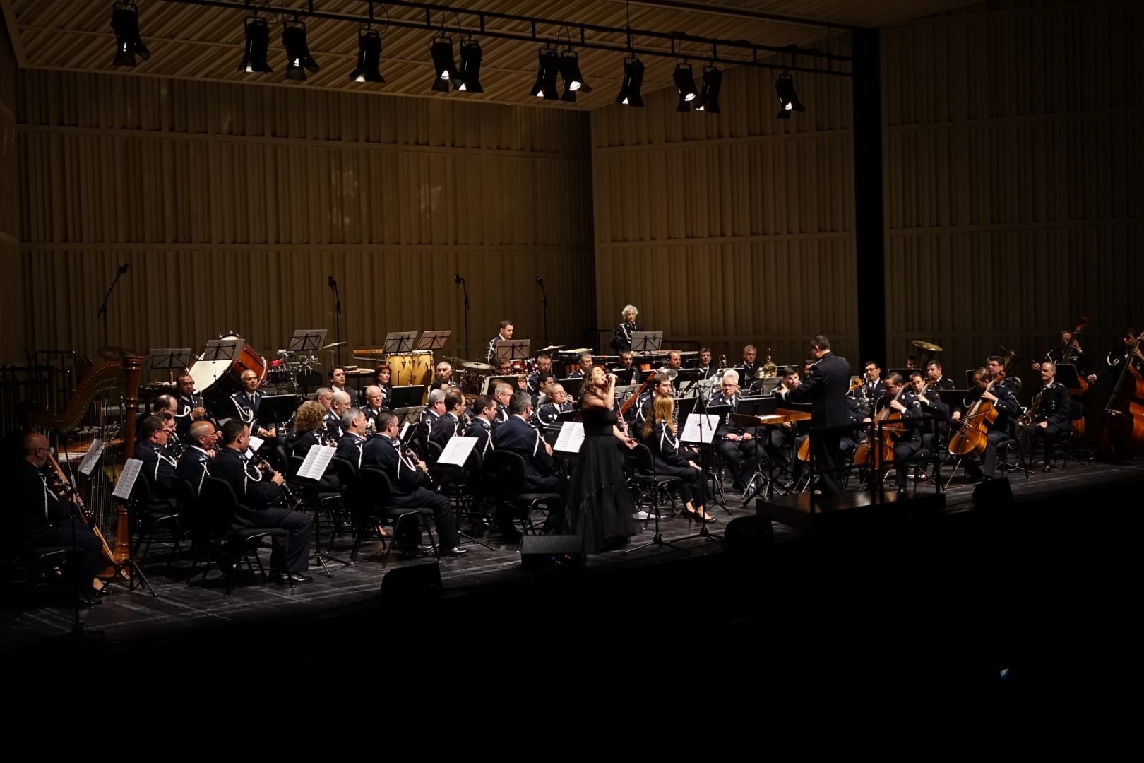 Concerto da Banda da PSP, Joana Amendoeira e Antigos Orfeonistas lotou grande auditório do Convento São Francisco