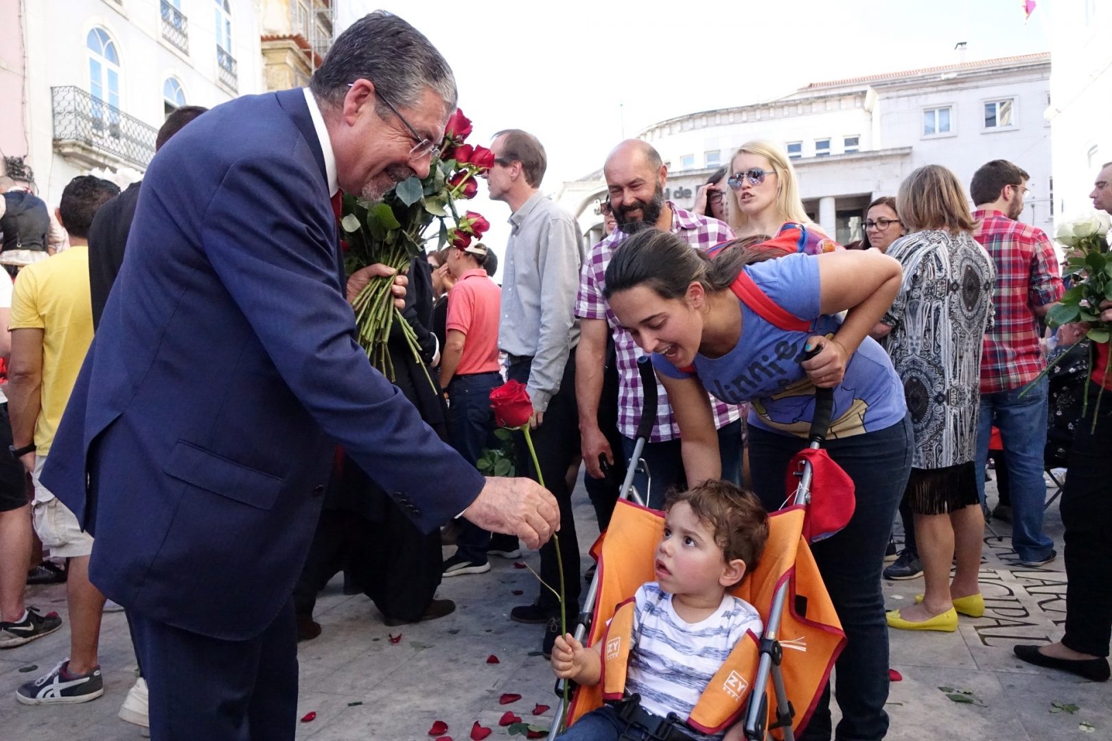 Aceita uma rosa? Estamos em Coimbra e o cortejo da Queima das Fitas está na rua