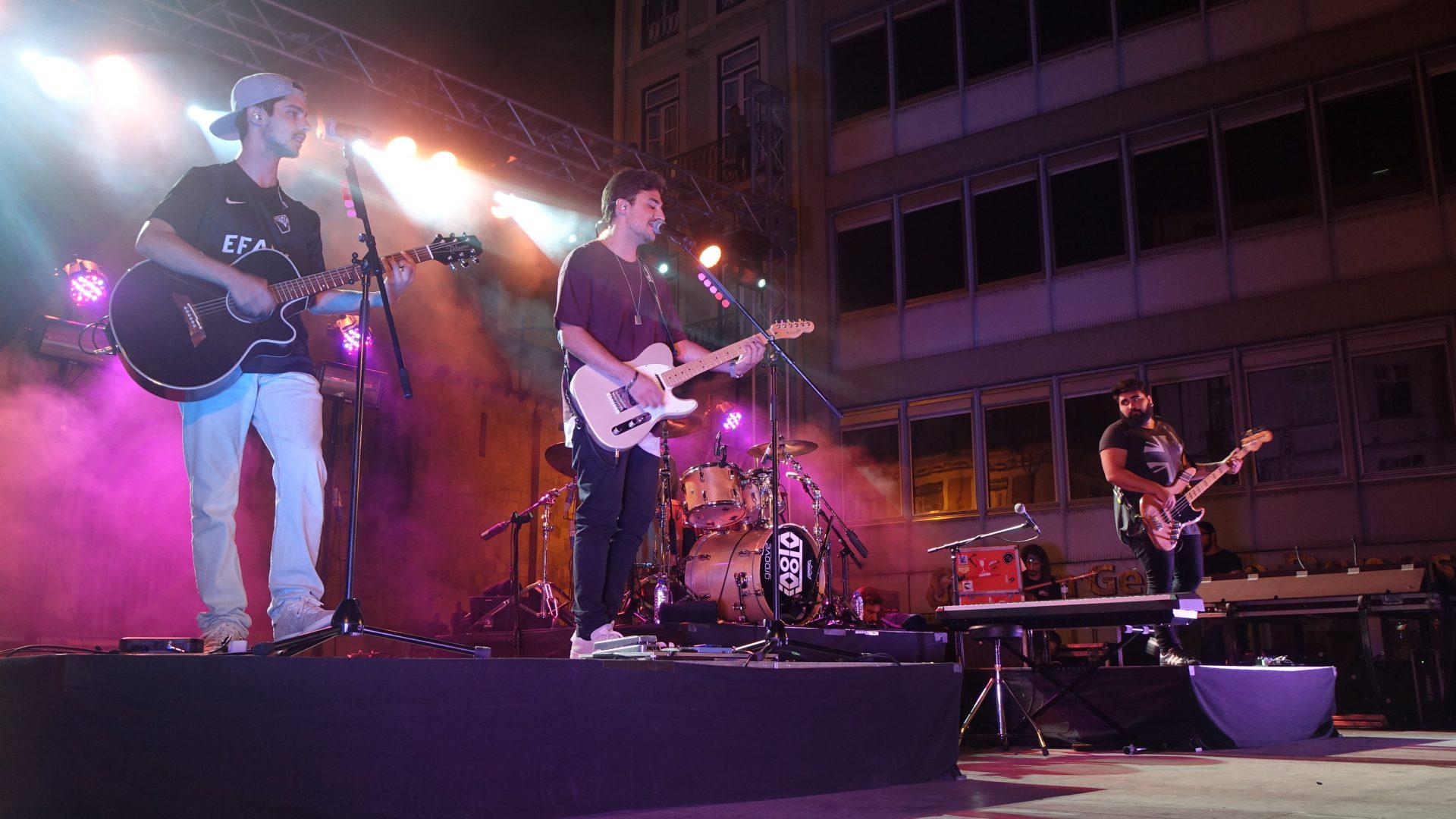 Átoa animaram a noite na Praça do Comércio