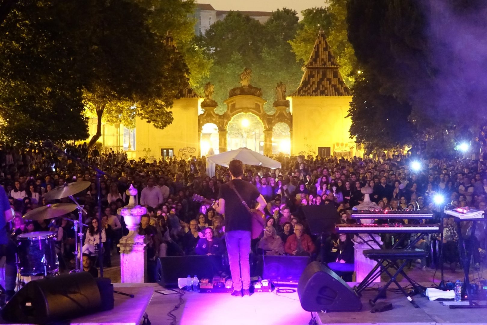 Brilhantismo de Tiago Bettencourt lotou Jardim da Sereia