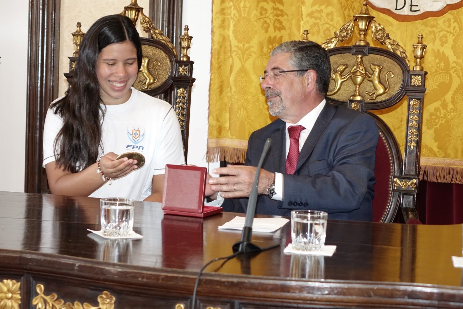 Manuel Machado deseja “boa sorte” à jovem Alice Rodrigues que vai representar Portugal no Europeu de Pólo Aquático