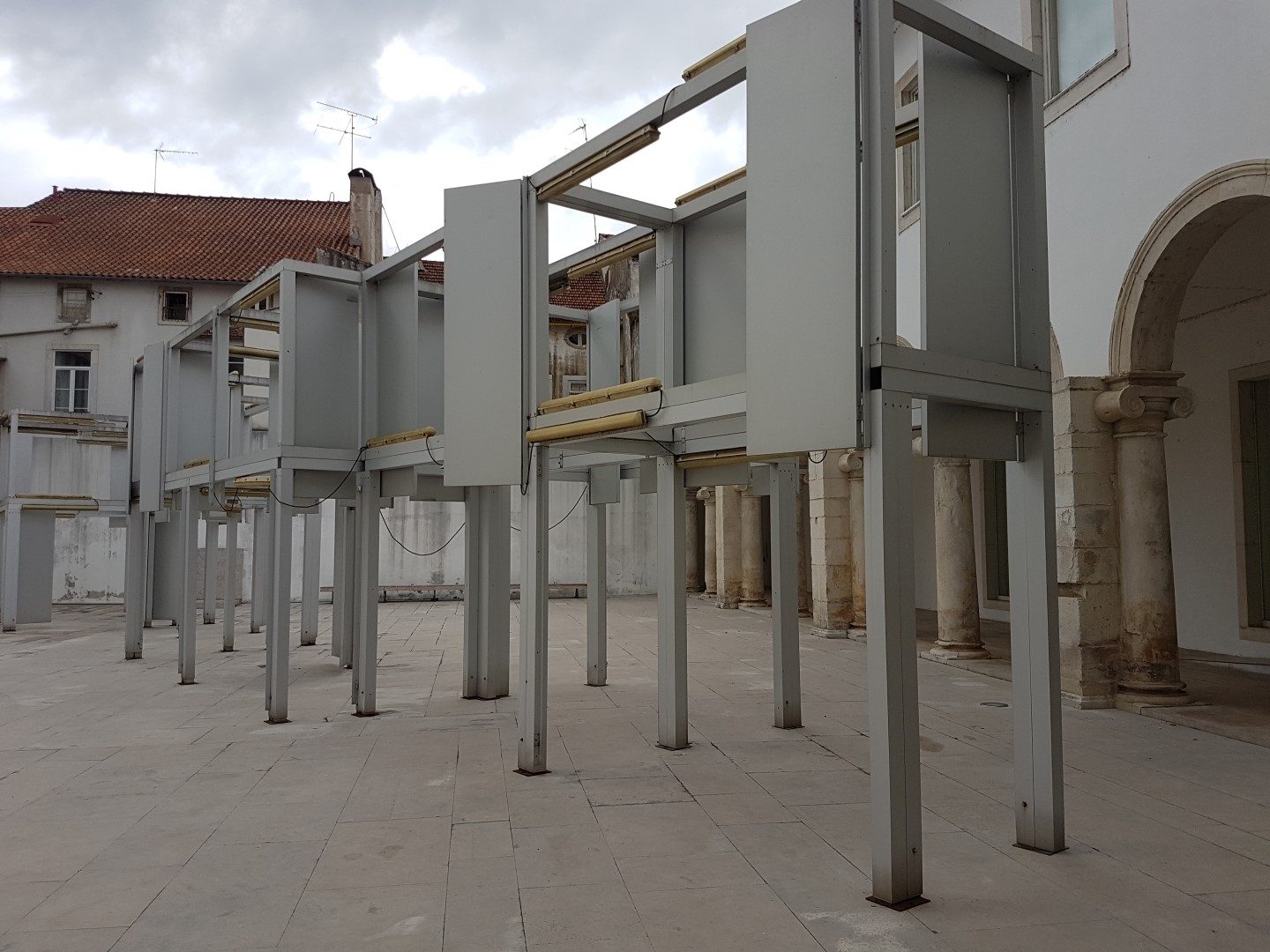 Obra de Cabrita Reis em Coimbra abandonada há mais de 13 anos vai ser restaurada