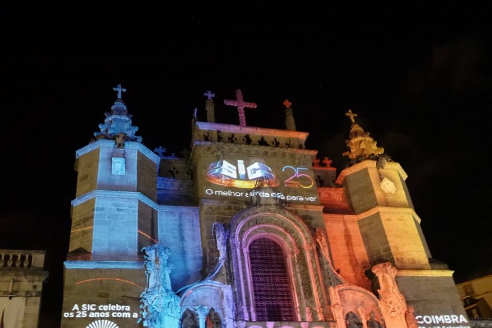 História da SIC projetada na fachada da Igreja de Santa Cruz