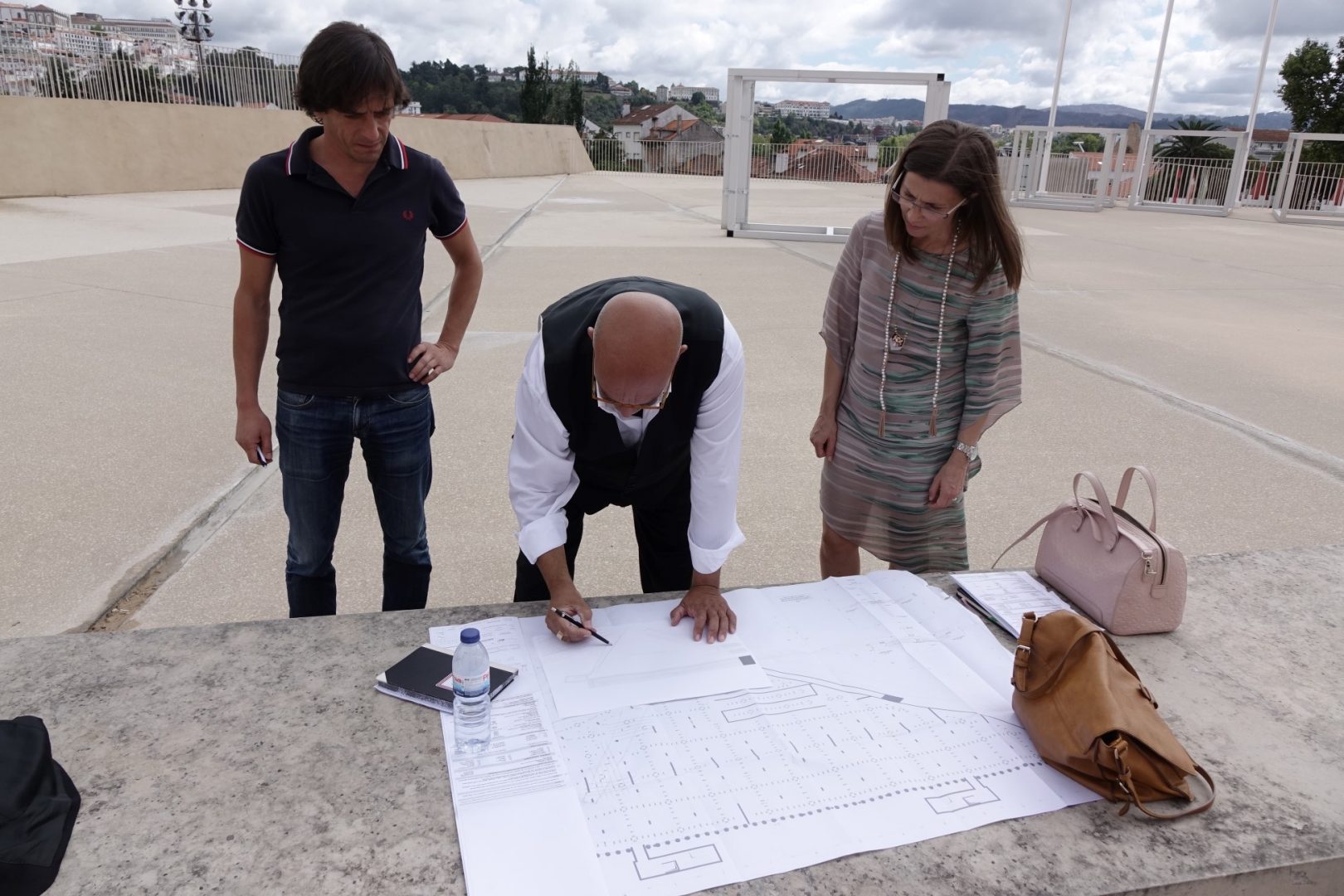 Escultura de Pedro Cabrita Reis começou hoje a ser reinstalada no Convento São Francisco