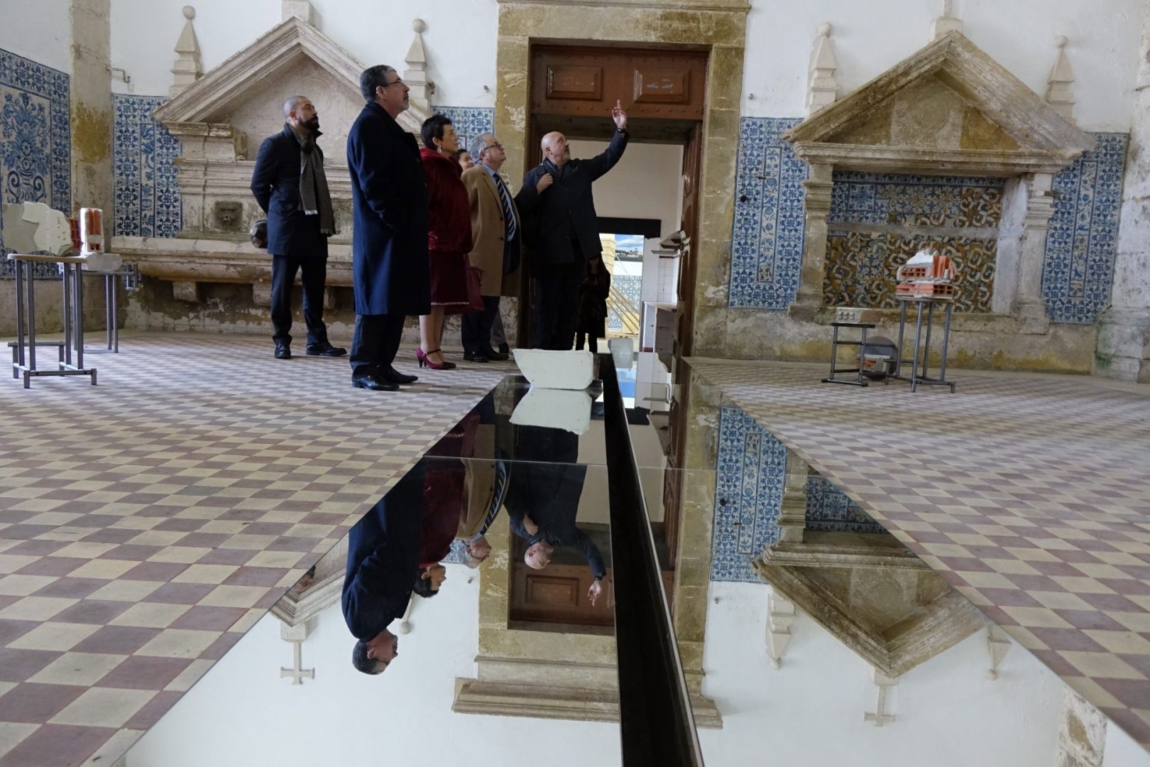 Ministro da Cultura visita exposição da Bienal no Mosteiro de Santa Clara-a-Nova
