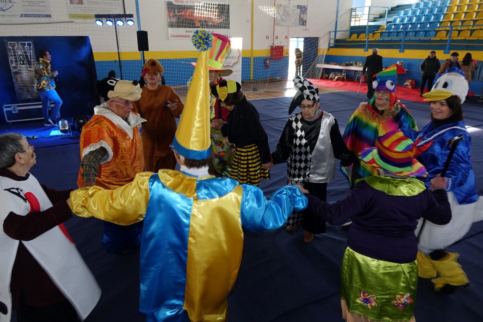 Circo e matiné animam idosos em tarde de Carnaval