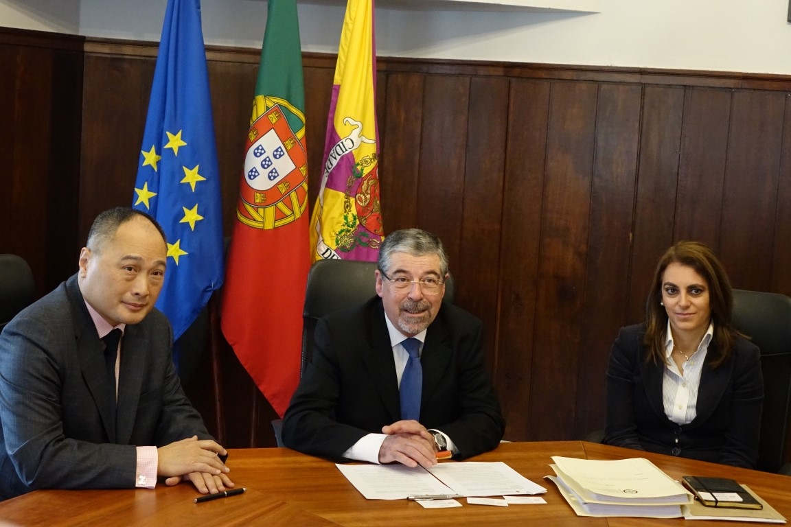 Manuel Machado assinou contrato de aquisição de oito autocarros elétricos para os SMTUC