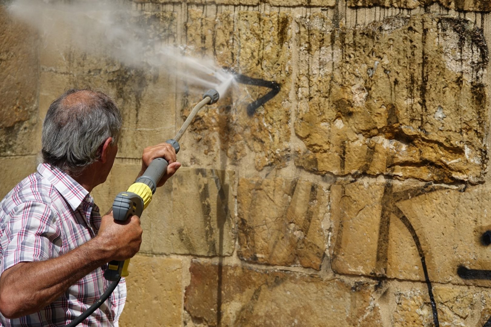 Câmara limpa vários pontos da Alta da cidade que foram vandalizados