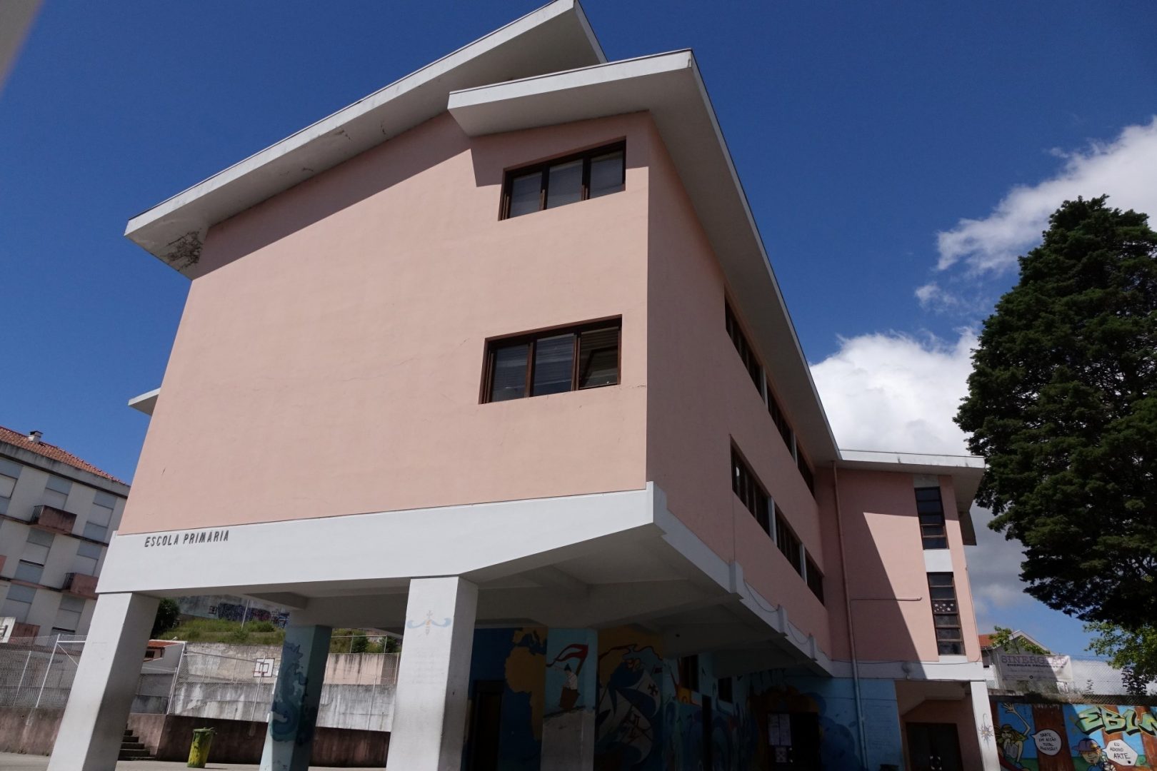 CMC adjudica empreitada de beneficiação da escola do 1º CEB do Bairro Norton de Matos