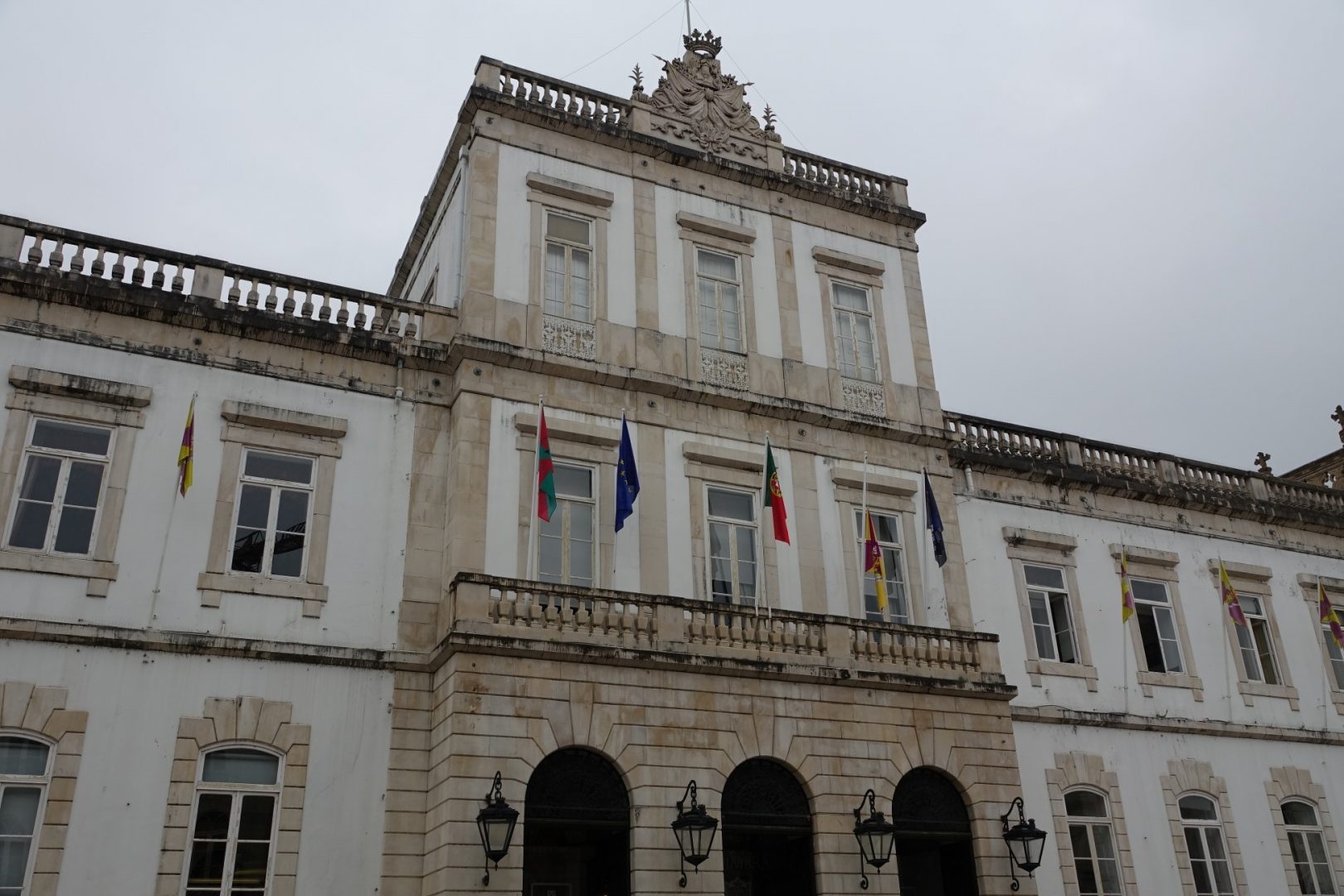 Bandeira do Município a meia haste em homenagem a Santos Cardoso