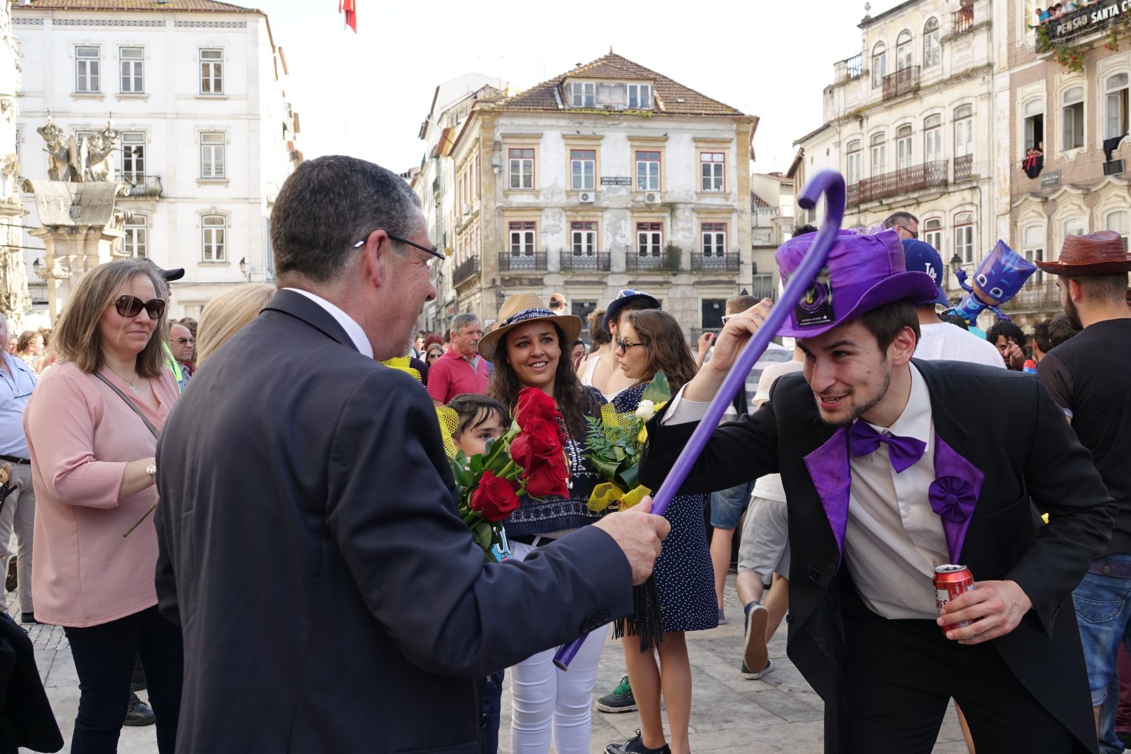 Cortejo da Queima das Fitas em dia da Mãe celebrado com entrega de rosas vermelhas