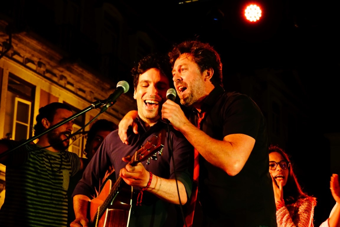 Virgem Suta espalham alegria na Praça do Comércio