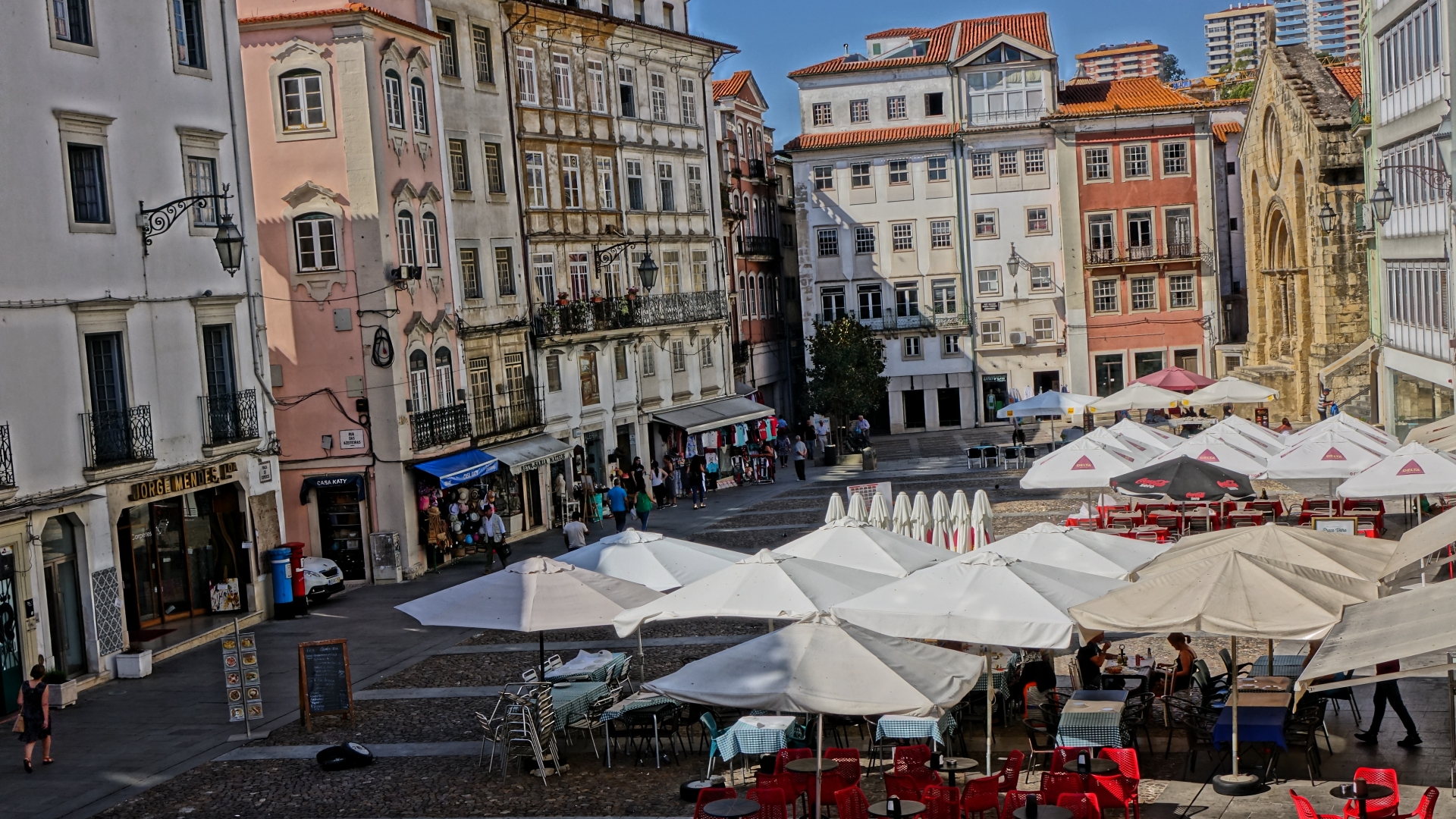 Praça do Comércio com árvores, esplanadas e controlo de acesso automóvel