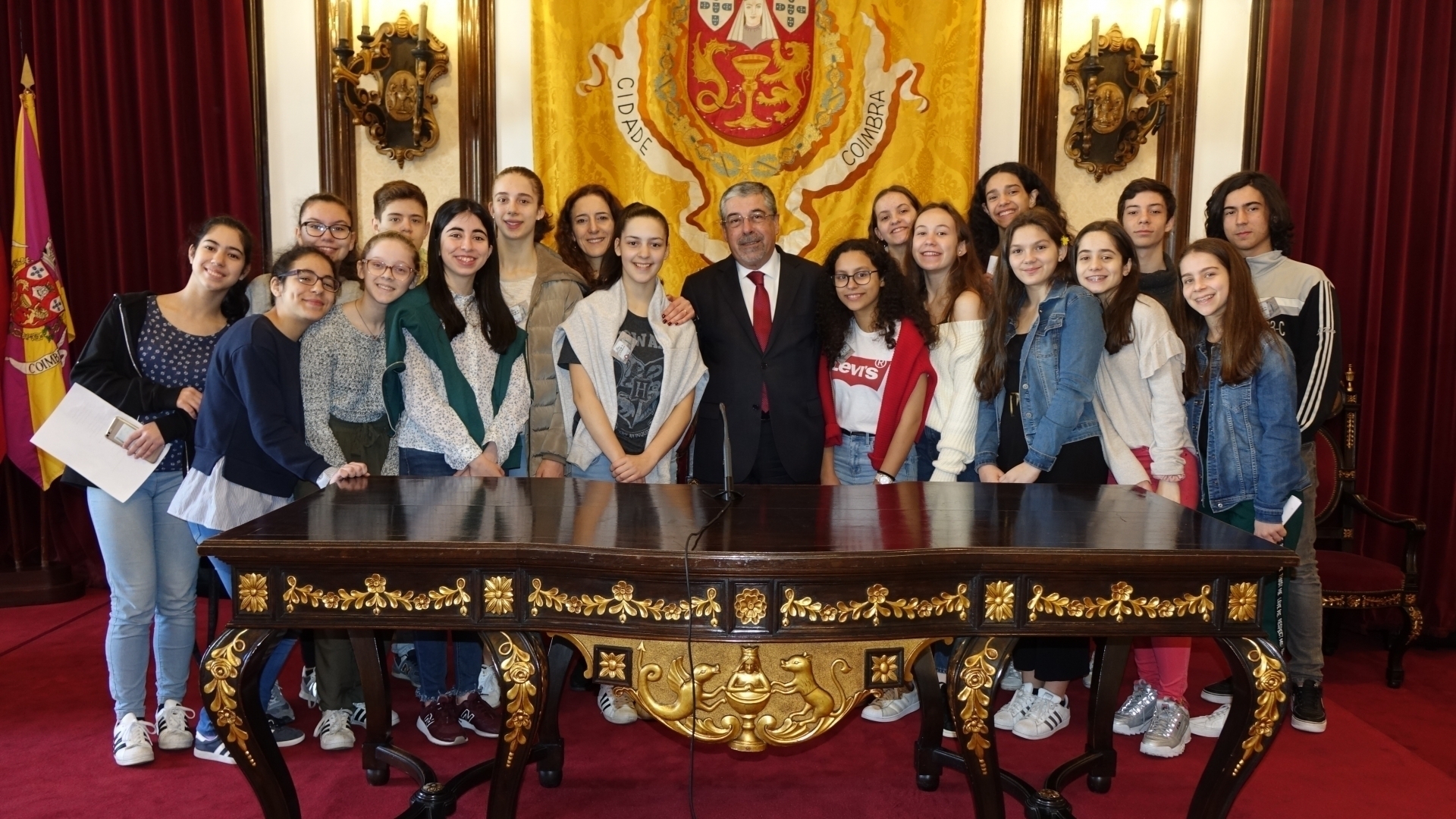 Alunos declamam poesia no Salão Nobre dos Paços do Município