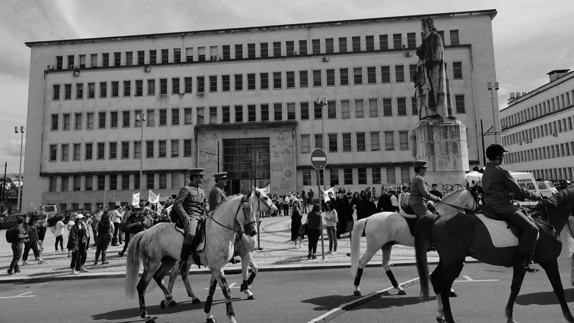 Largo Dom Dinis foi palco de recriação histórica de abril de 1969
