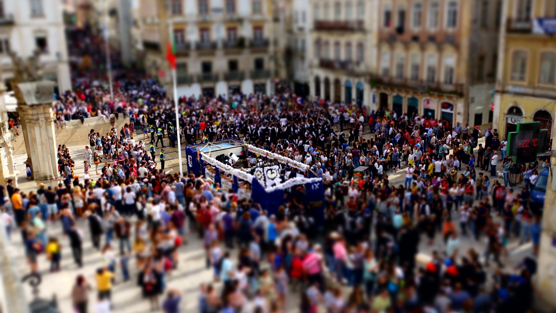 Cortejo da Queima das Fitas e Dia da Mãe celebrados com entrega de rosas