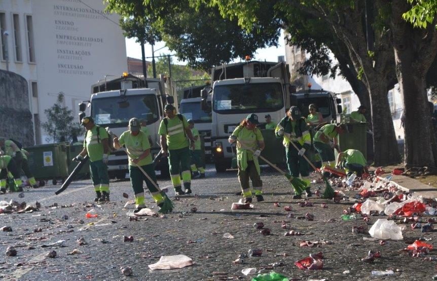 Câmara Municipal de Coimbra recolheu 30 toneladas de resíduos do cortejo da Queima das Fitas