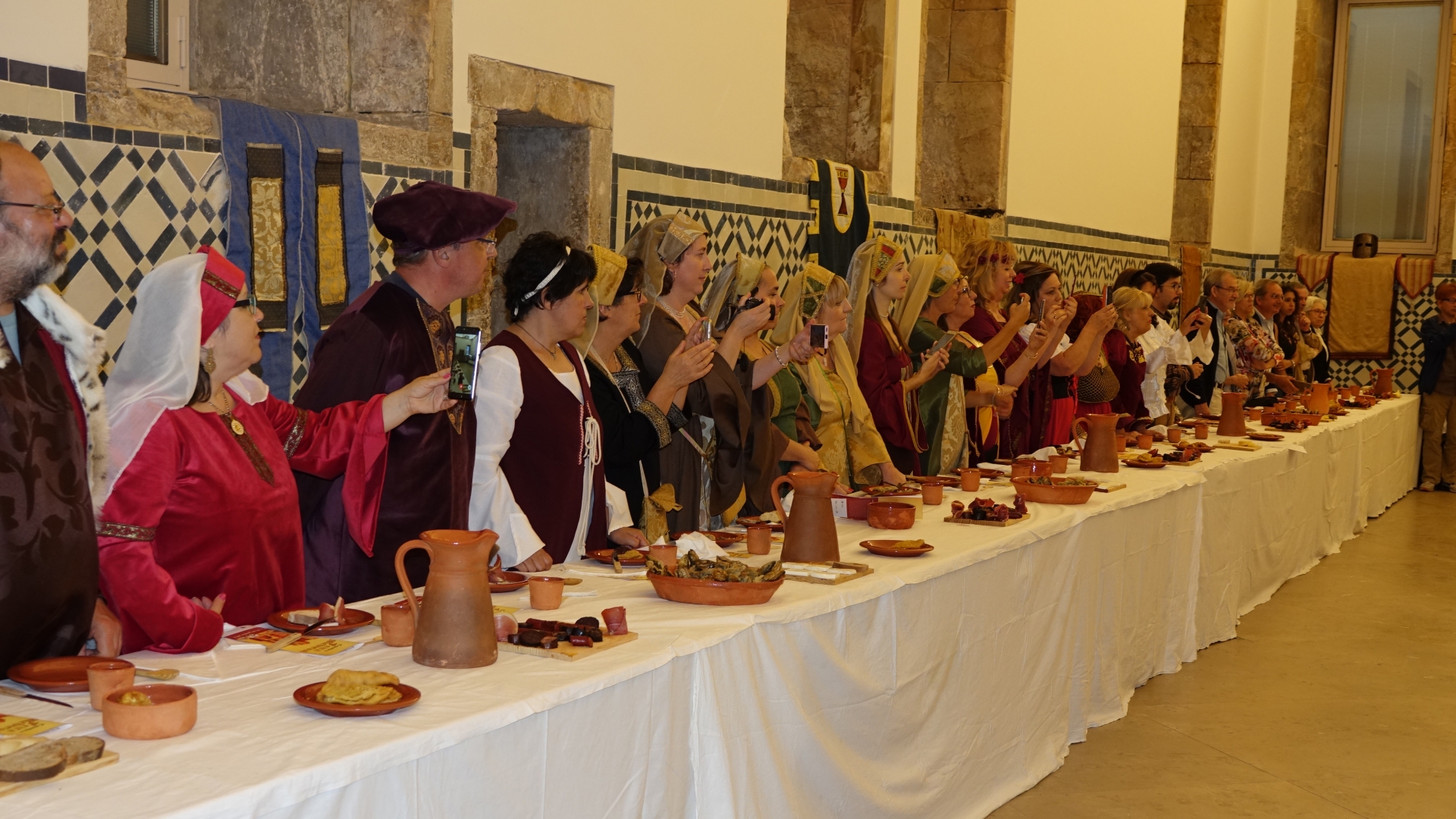 Feira Medieval começou com ceia no Convento São Francisco