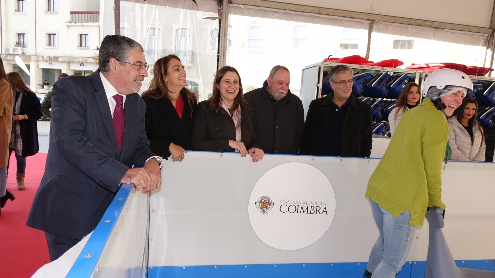 Pista de gelo natural e carrossel parisiense animam Terreiro da Erva até ao dia de Natal