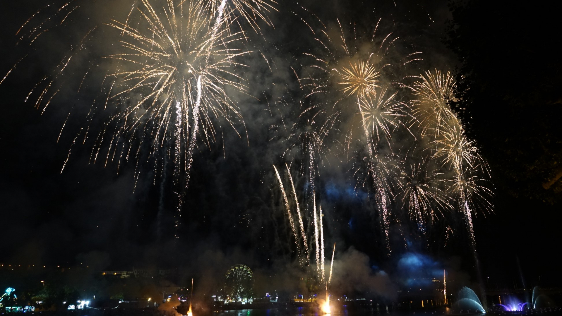 Não há fogo de artifício, mas Ponte Rainha Santa Isabel é iluminada pelas cores da cidade