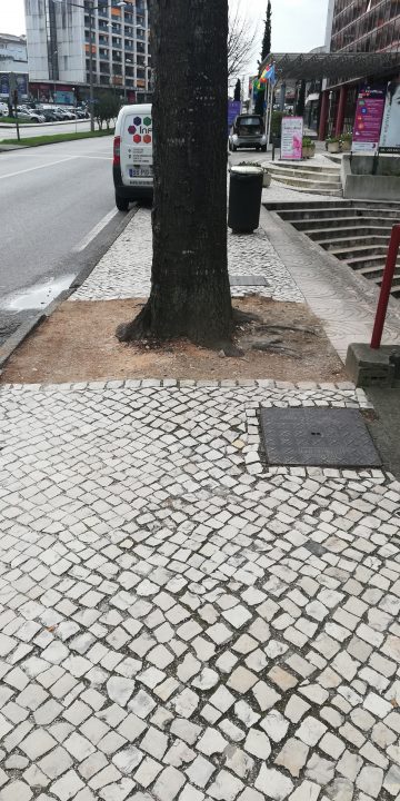 Escadaria de acesso à escola