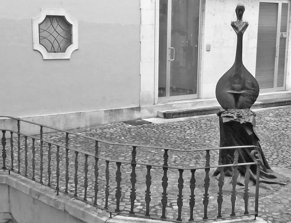 Esclarecimento sobre a escultura “Guitarra de Coimbra”