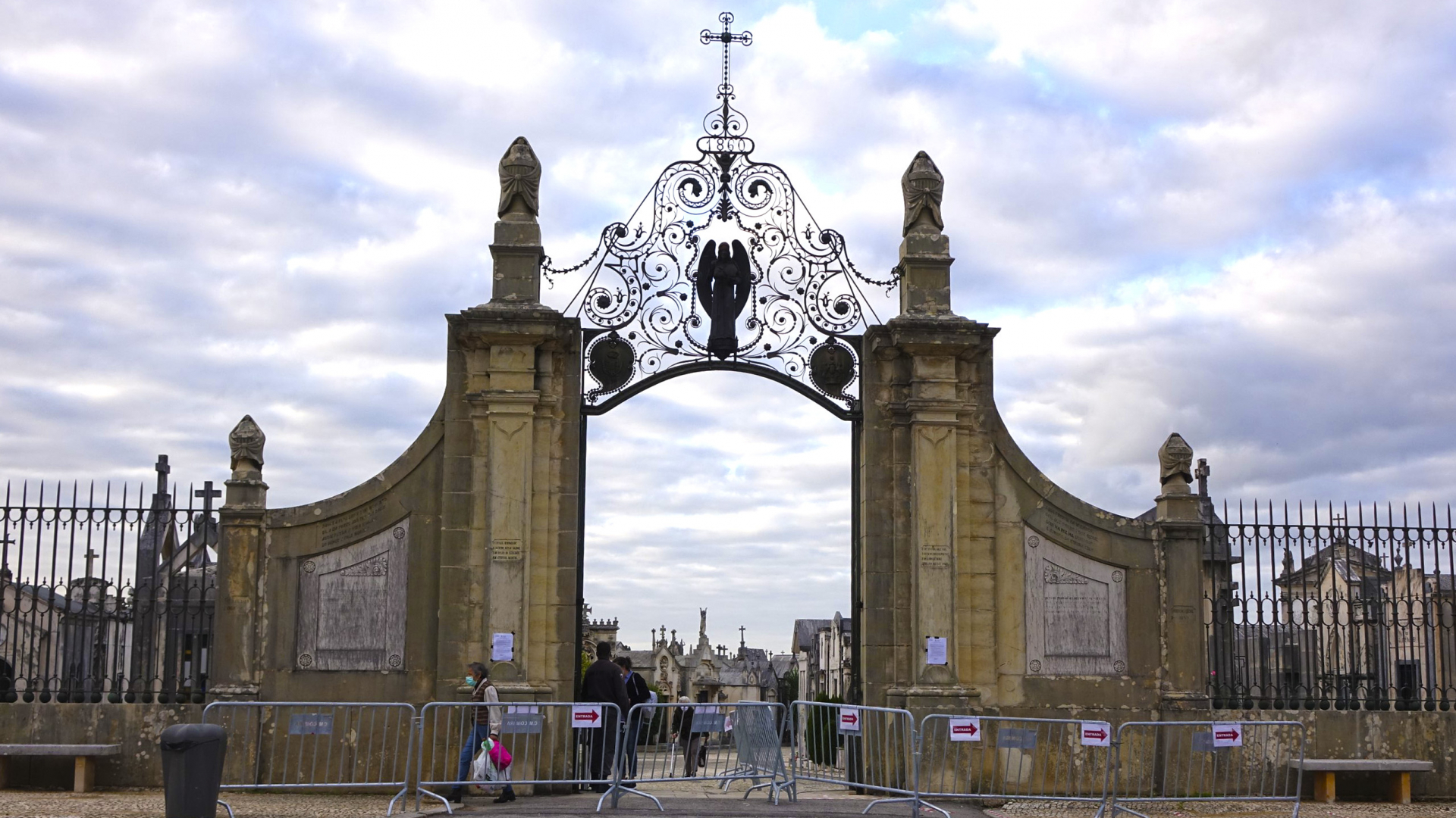Cemitério da Conchada fica aberto, com horário alargado e novas regras de contingência