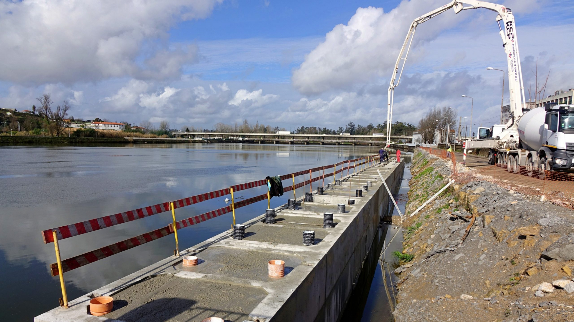 Em curso trabalhos de execução dos novos muros na margem direita