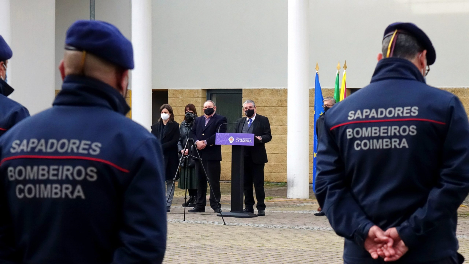 Manuel Machado encoraja bombeiros e divulga normas para vacinação