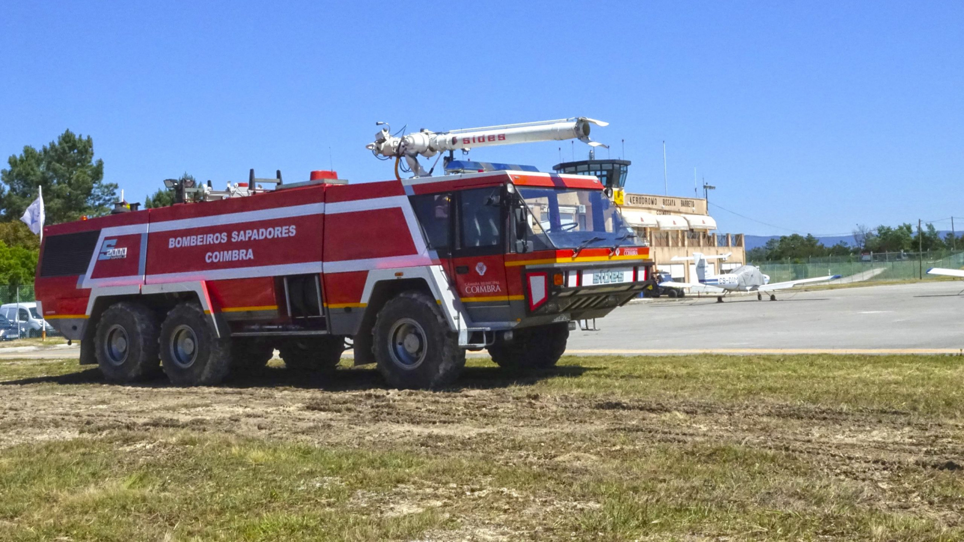 CM Coimbra reforça Aeródromo Bissaya Barreto com veículo de combate a incêndios em aeronaves