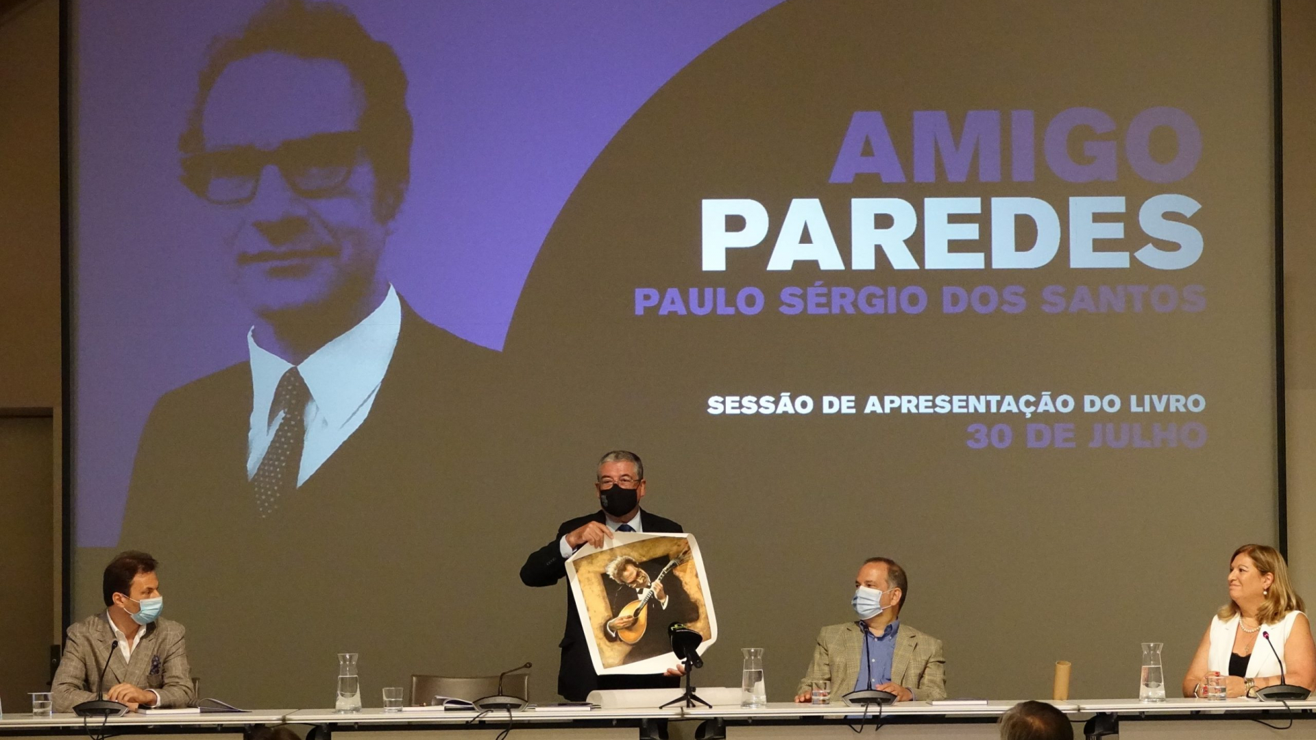 Livro “Amigo Paredes” homenageia vida e obra do guitarrista conimbricense