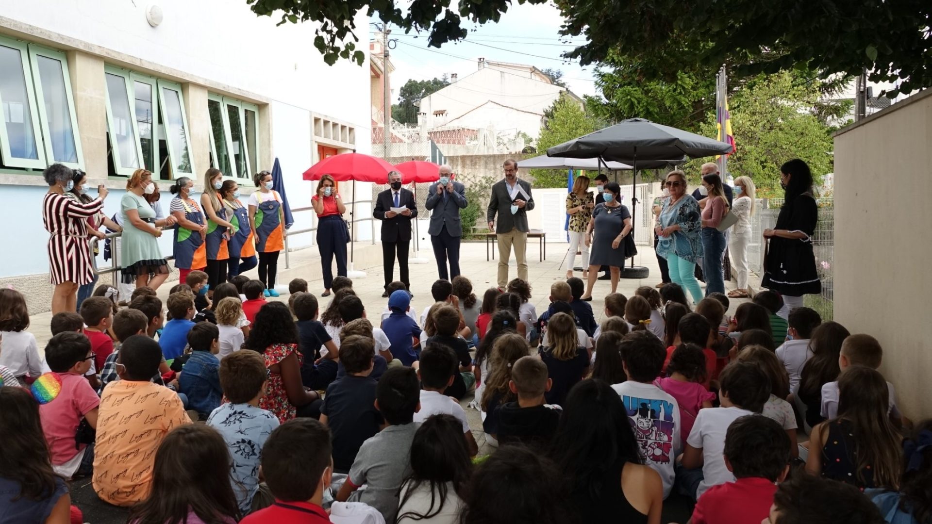 Câmara assinala abertura do ano escolar com visita à escola básica do Tovim