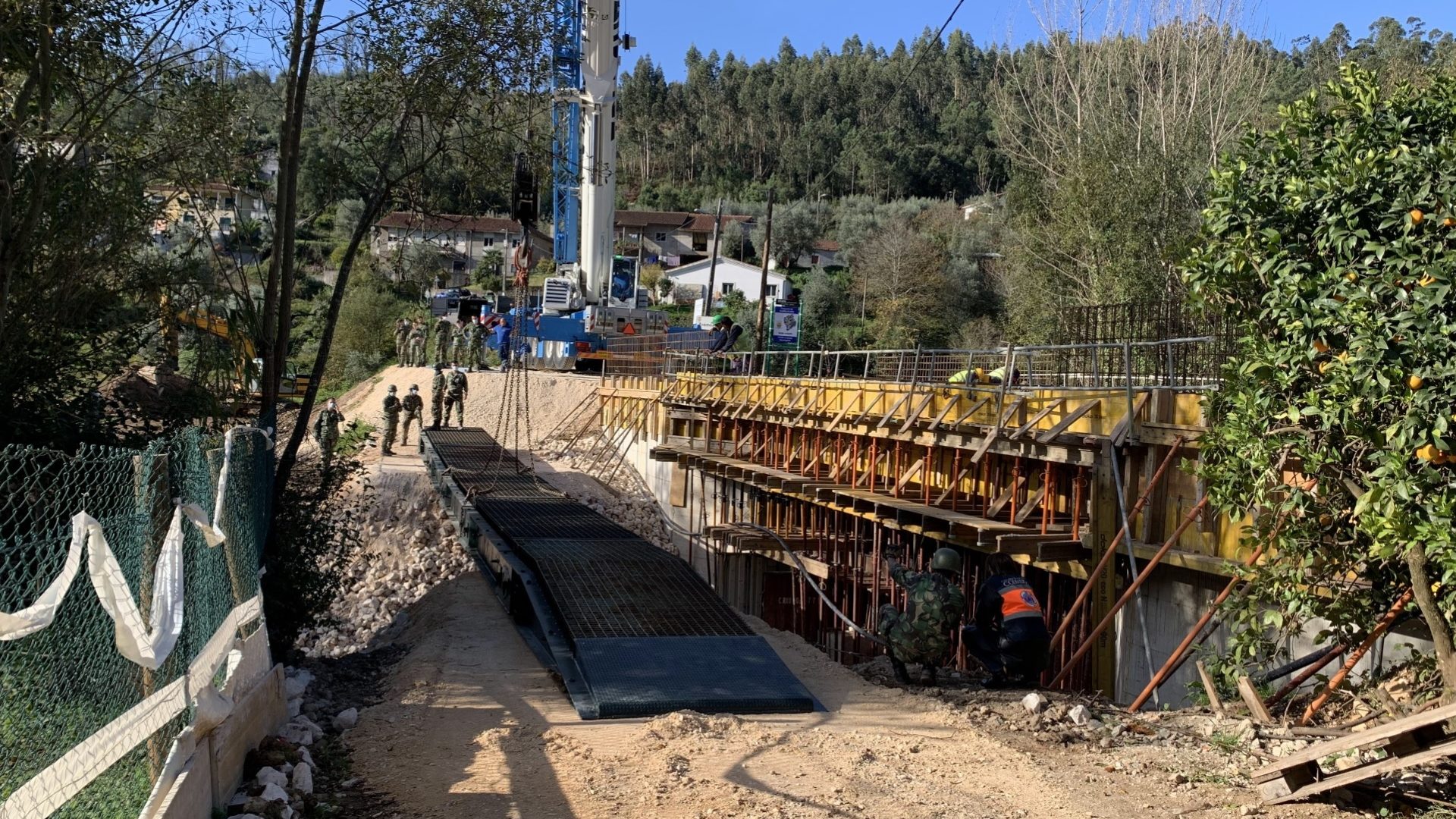 Trémoa: Ponte militar restabelece passagem de peões sobre o rio Dueça