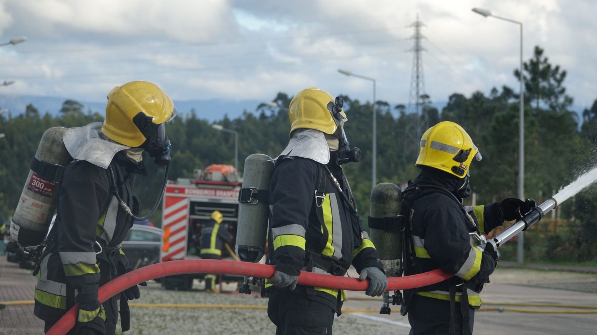 Bombeiros de Coimbra simulam acidente com matérias perigosas