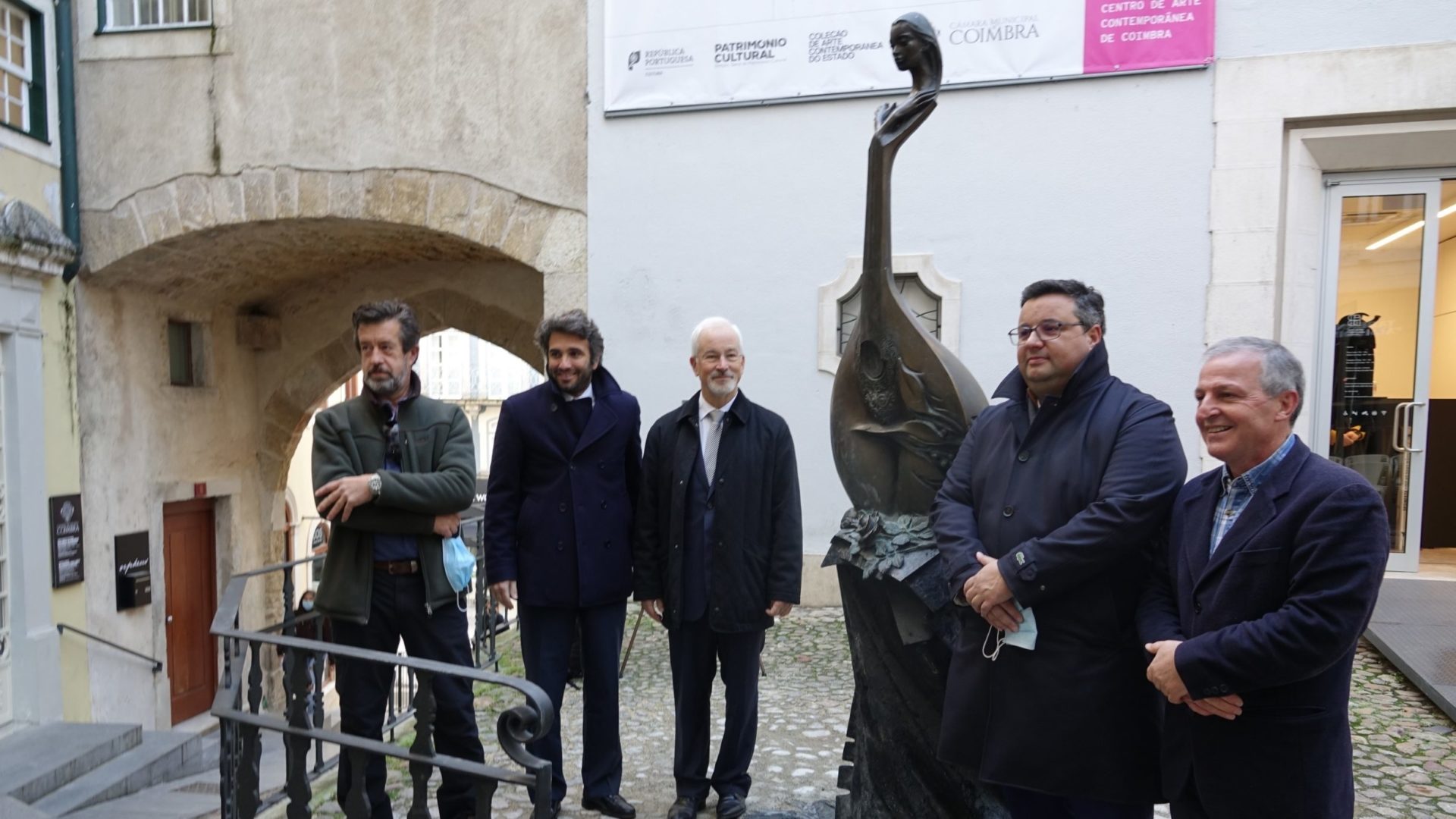 CM Coimbra recoloca escultura no Largo de Almedina 17 meses depois