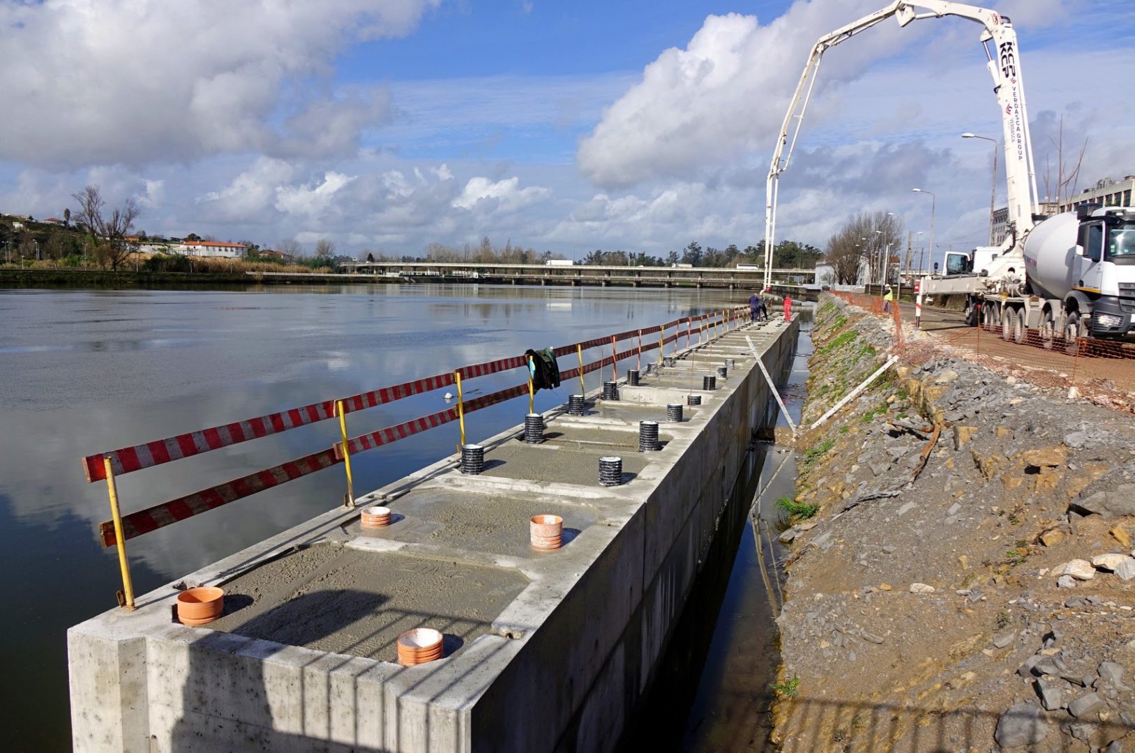 Risco de colapso de conduta implica alterações à empreitada de requalificação da margem direita