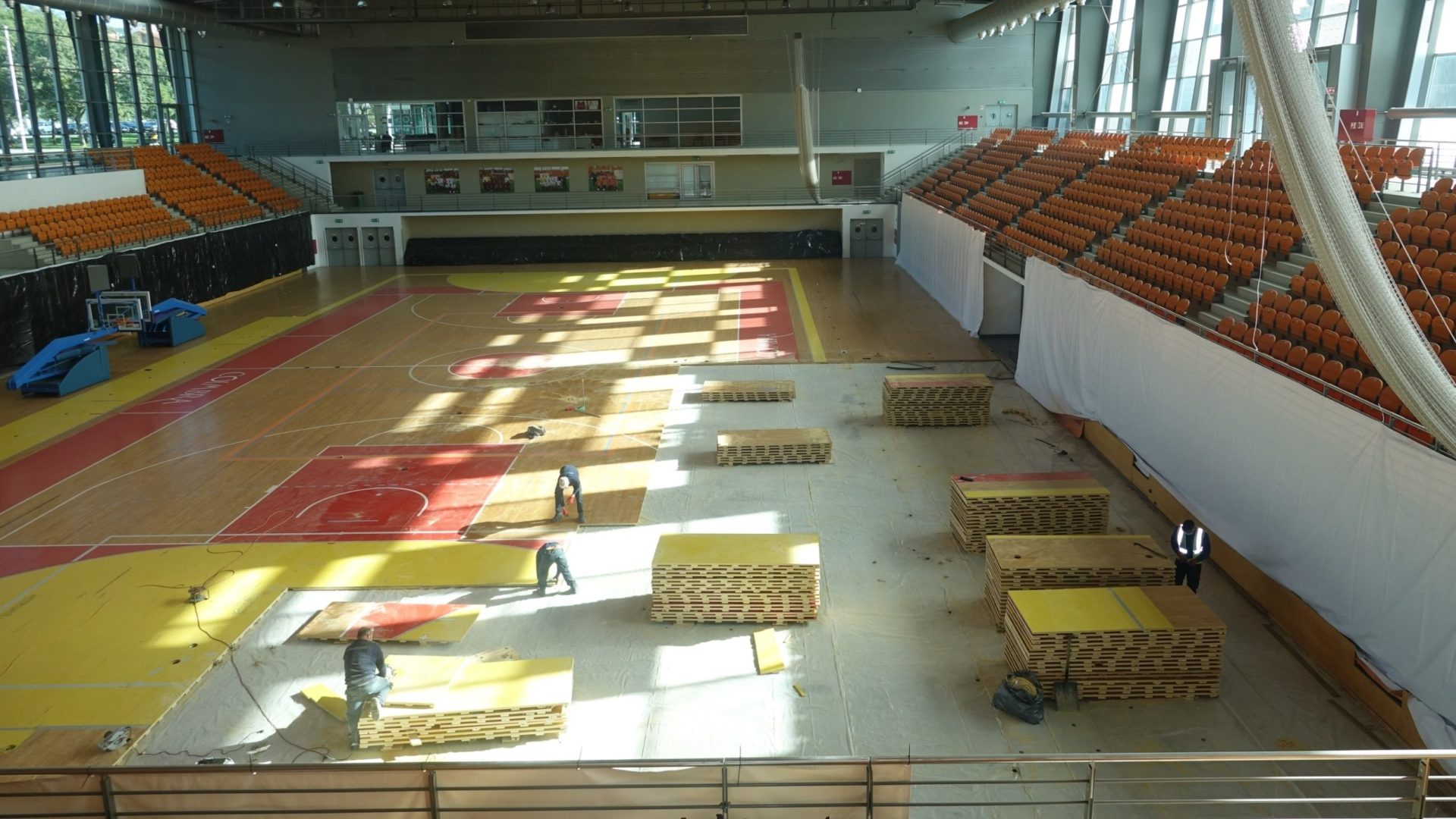 Avança reabilitação do pavimento do Pavilhão Mário Mexia