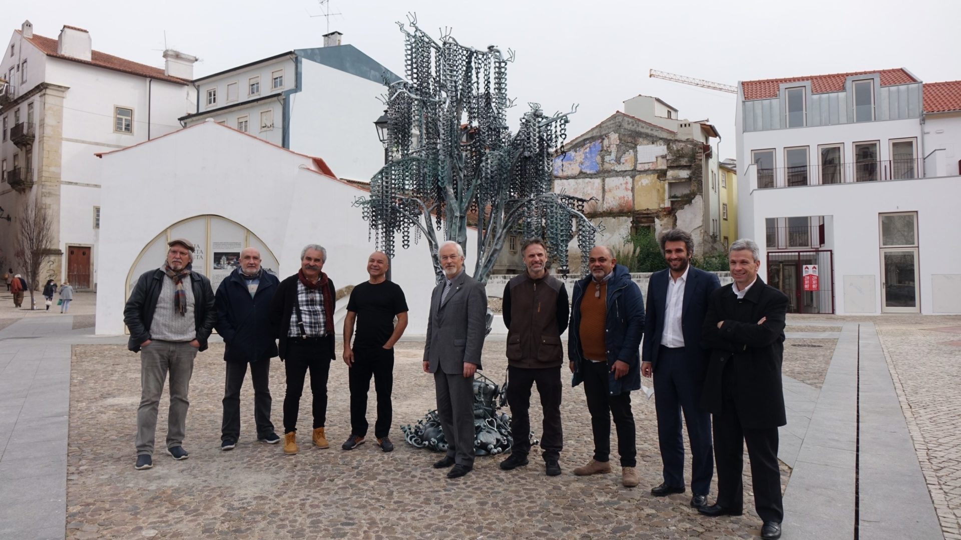 Escultura de Aureliano Aguiar instalada no Terreiro da Erva
