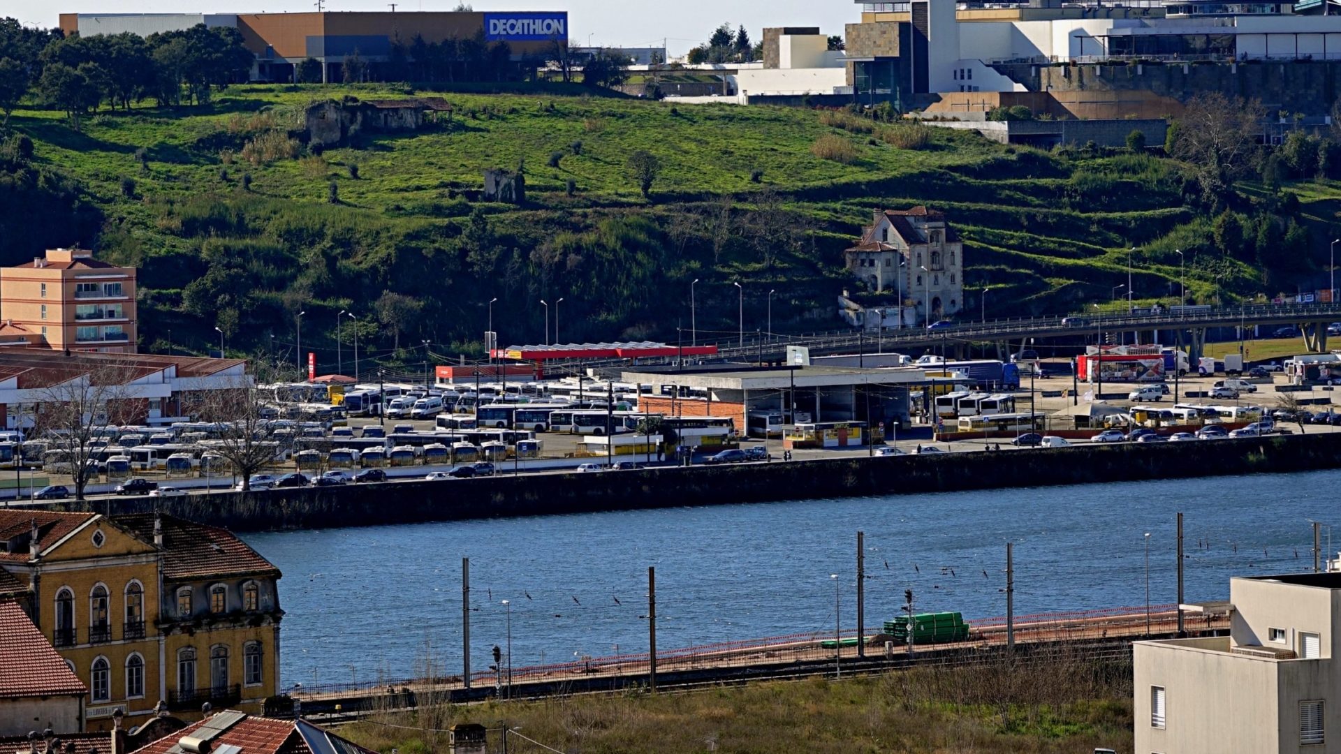 Câmara transfere mais 1M€ para os SMTUC, que recebem mais 962 mil euros do Governo