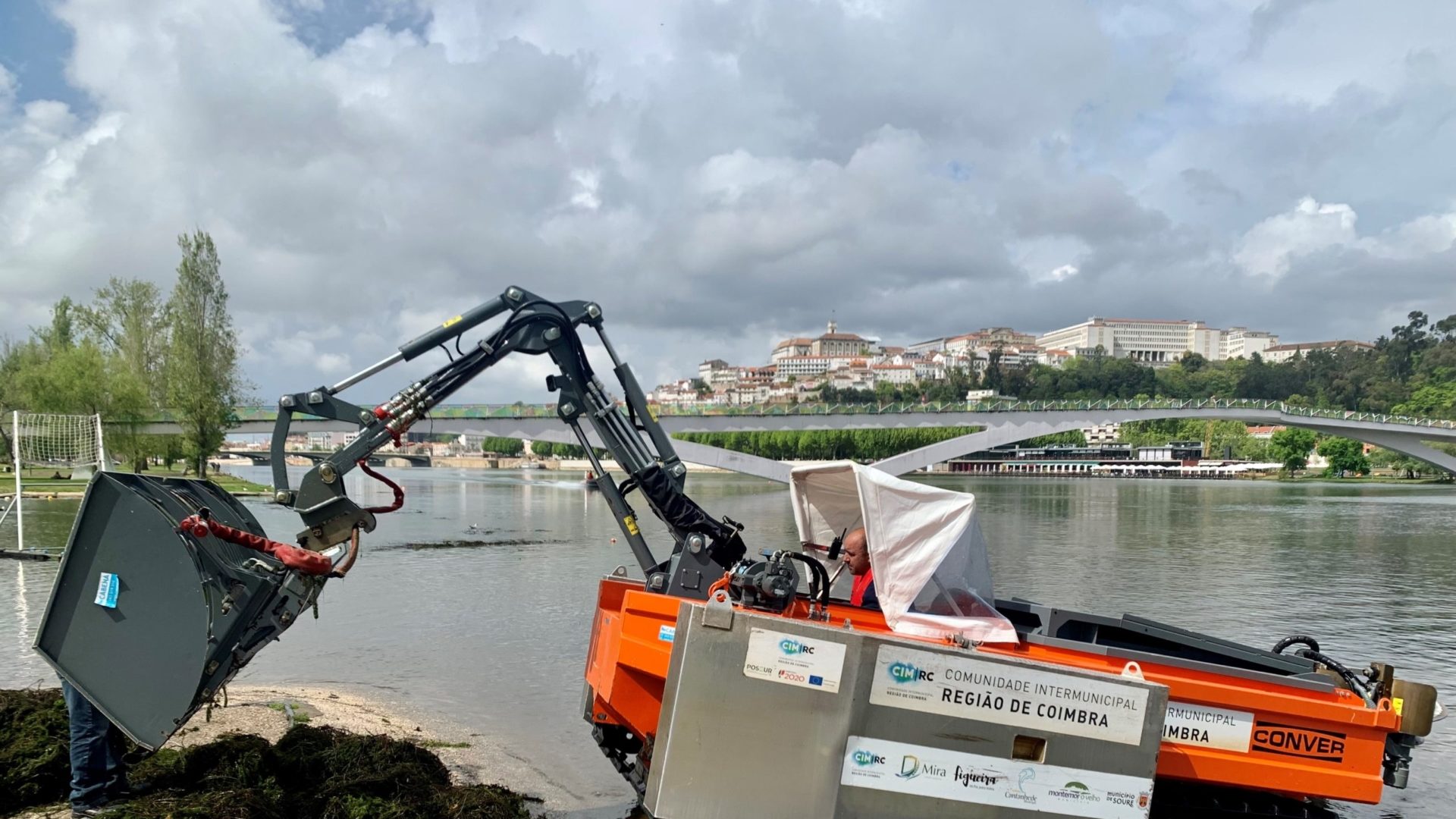 CM Coimbra remove espécie invasora na zona aquática junto ao Parque Verde do Mondego